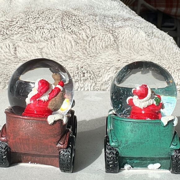 Green or Red Christmas globes - Santa - Picture 5 of 6